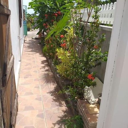 Maison Creole Chaleureuse Avec Stationnement Le Gosier  Kültér fotó