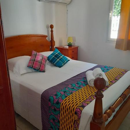 Maison Creole Chaleureuse Avec Stationnement Le Gosier  Kültér fotó