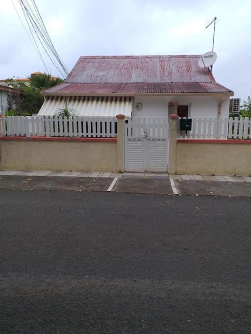 Maison Creole Chaleureuse Avec Stationnement Le Gosier  Kültér fotó