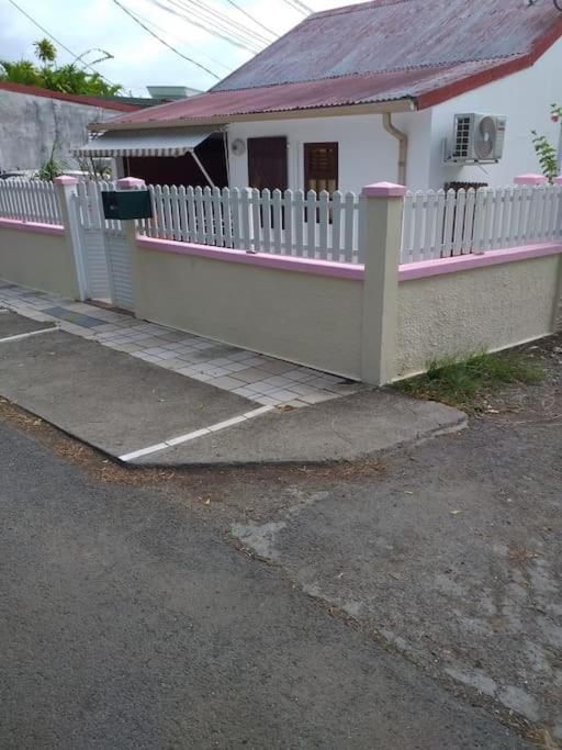 Maison Creole Chaleureuse Avec Stationnement Le Gosier  Kültér fotó
